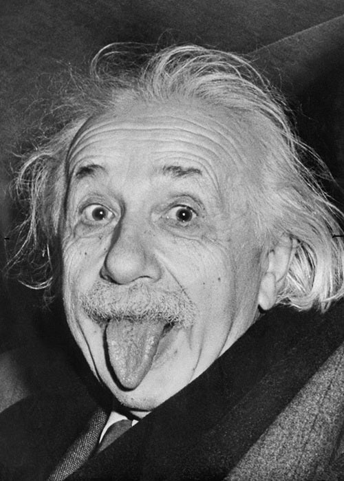 Albert Einstein streckt die Zunge heraus, ikonische schwarz-weiße Fotografie