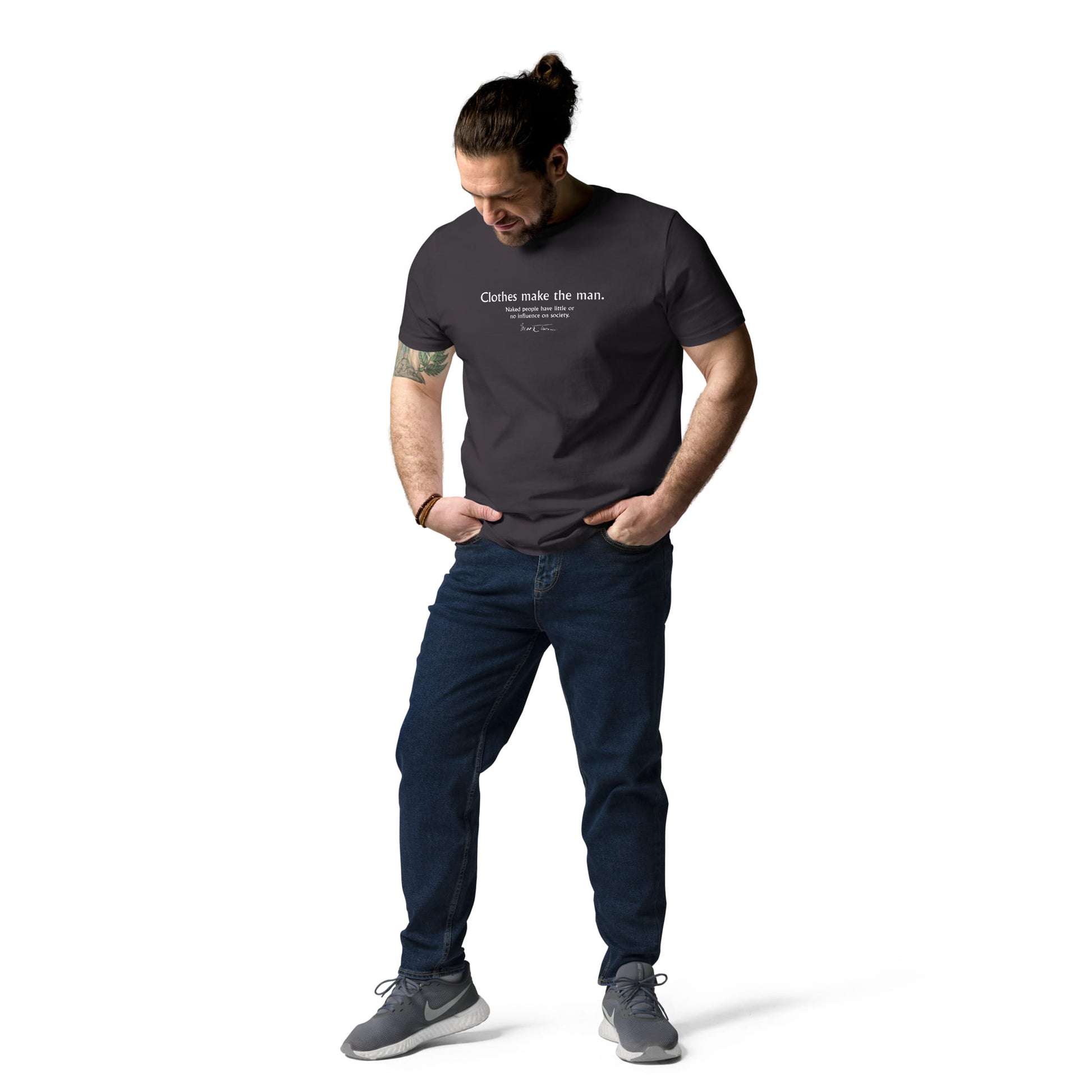 Mark Twain ironic quote t-shirt 'Clothes make the man', anthracite model view